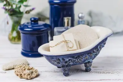 Baia pe culori: idei de amenajare în albastru marin sau verde smarald